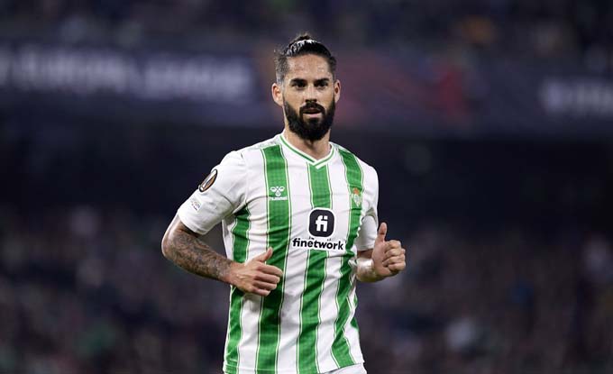 Isco (Betis): Sau khi có sự hồi sinh trong sự nghiệp tại Real Betis mùa giải trước, Isco hiện đang trong quá trình hồi phục chấn thương ở chân gặp phải hồi tháng 5. Anh trải qua hai ca phẫu thuật ở chân và người ta cho rằng tháng 1 năm sau sẽ là giai đoạn sớm nhất cựu sao Real Madrid có thể tái xuất.